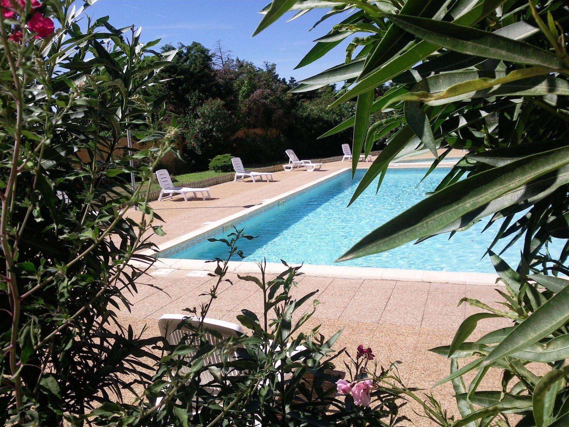 Hotel Residence Les Aiguades Port-de-Bouc Exteriör bild
